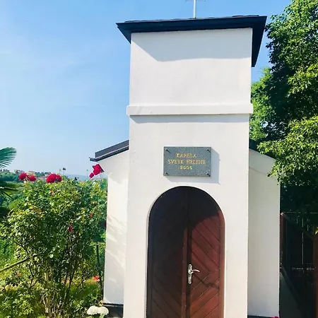 Enam Δωμάτια σε οικογενειακή κατοικία *