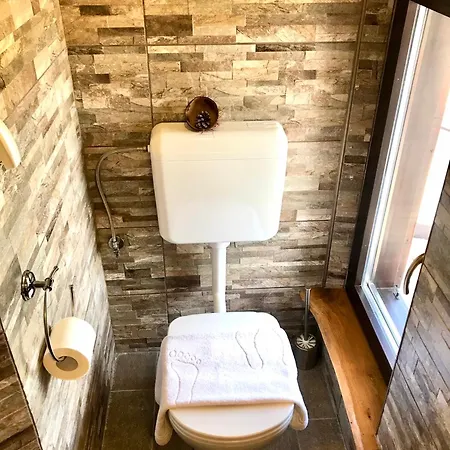 Enam Δωμάτια σε οικογενειακή κατοικία *