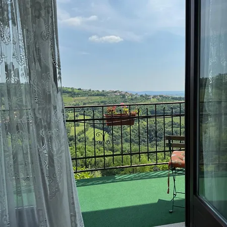 Δωμάτια σε οικογενειακή κατοικία Enam Kojsko