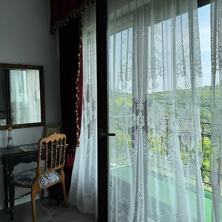 Enam Δωμάτια σε οικογενειακή κατοικία