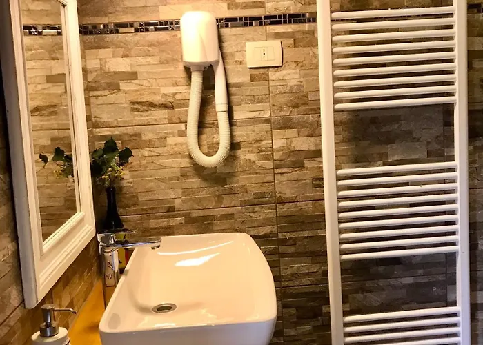 Enam Δωμάτια σε οικογενειακή κατοικία