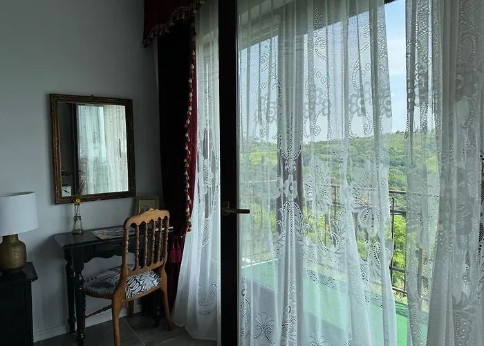 Enam Δωμάτια σε οικογενειακή κατοικία