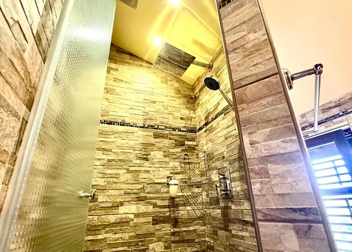 Enam Δωμάτια σε οικογενειακή κατοικία